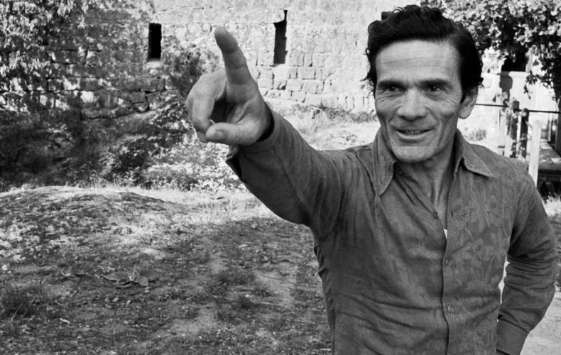 © Gideon Bachmann, Pier Paolo Pasolini alla Torre di Chia, Viterbo, 1974. Archivio cinemazero