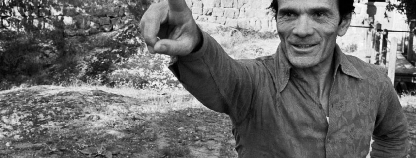 © Gideon Bachmann, Pier Paolo Pasolini alla Torre di Chia, Viterbo, 1974. Archivio cinemazero