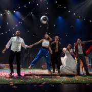 Frédéric Cherboeuf met en scène le Collectif L'Émeute dans Le Jeu de l'amour et du hasard de Marivaux