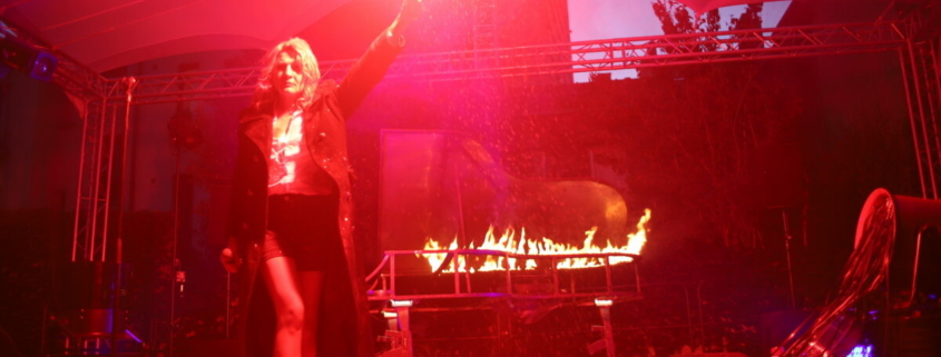 Nadège Prugnard fait Feu! photo J.M. Coubart