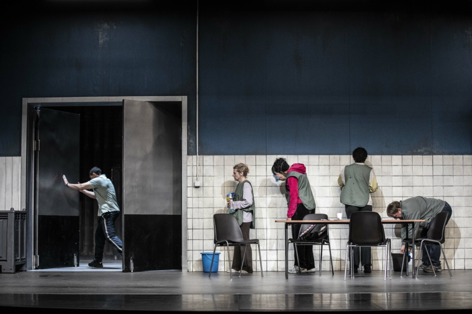Alexander Zeldin crée Prendre soin au Théâtre national de Strasbourg