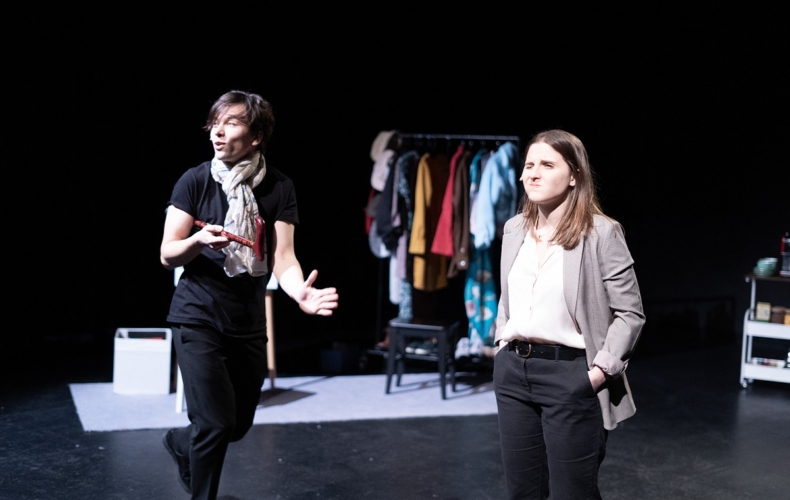Camélia Acef et Youri Rebeko dans La Tête Ailleurs Une comédie musicale distraite photo Alexanne Bardet