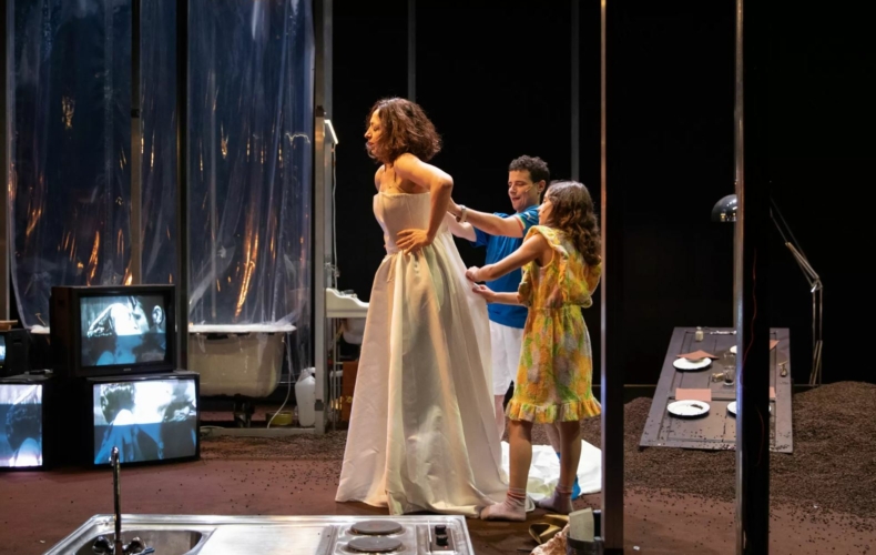 Gaia Saitta met en scène Les jours de mon abandon d'Elena Ferrante photo Anna Van Waeg