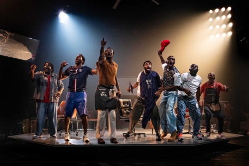 Michael De Cock et Junior Mthombeni mettent en scène Barber Shop Chronicles de Inua Ellams