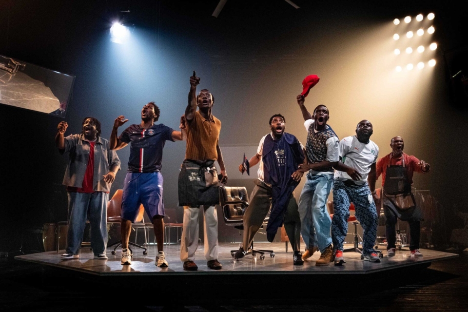 Michael De Cock et Junior Mthombeni mettent en scène Barber Shop Chronicles de Inua Ellams