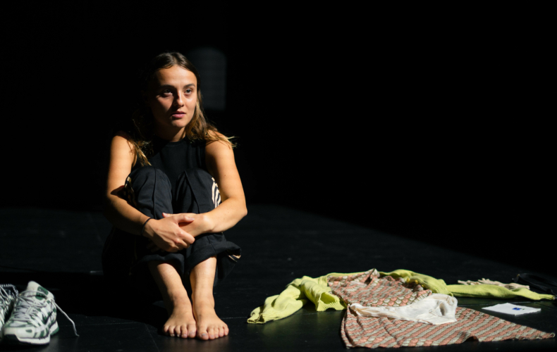 Marcial Di Fonzo Bo met en scène Au bon pasteur : peines mineures (2) de Sonia Chiambretto avec Inès Quaireau