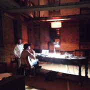 Kaddish, la femme chauve en peignoir rouge © Margaux Eskenazi répetitions au Moulin de l'Hydre