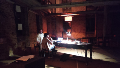 Kaddish, la femme chauve en peignoir rouge © Margaux Eskenazi répetitions au Moulin de l'Hydre