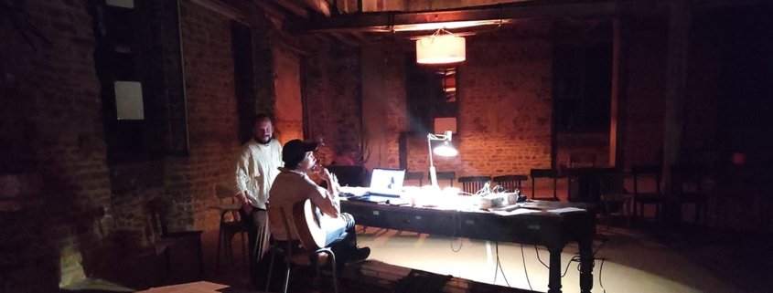 Kaddish, la femme chauve en peignoir rouge © Margaux Eskenazi répetitions au Moulin de l'Hydre