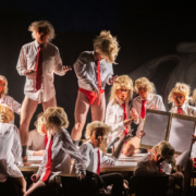 Marlène Saldana et Jonathan Drillet créent 15 Trumps en colère se noyant dans leur propre merde avec les élèves du Studio 8 de l'École du Théâtre du Nord