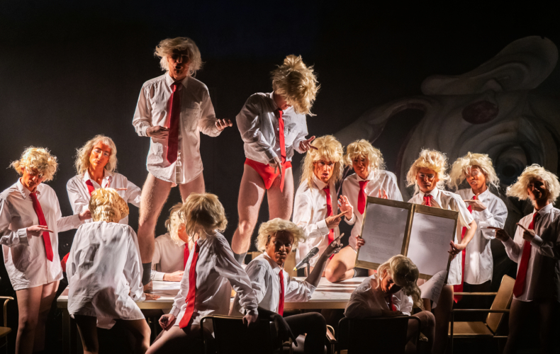 Marlène Saldana et Jonathan Drillet créent 15 Trumps en colère se noyant dans leur propre merde avec les élèves du Studio 8 de l'École du Théâtre du Nord