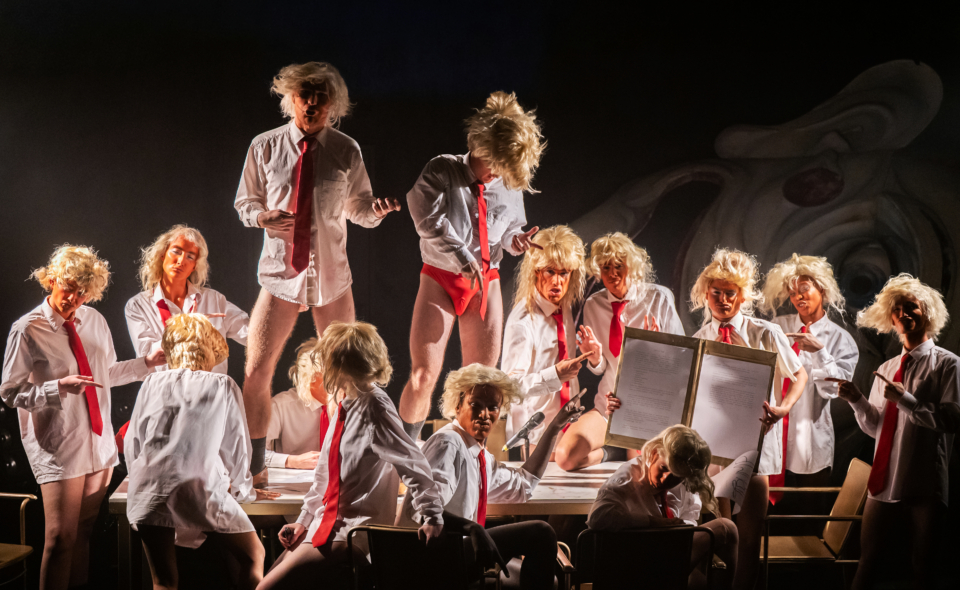 Marlène Saldana et Jonathan Drillet créent 15 Trumps en colère se noyant dans leur propre merde avec les élèves du Studio 8 de l'École du Théâtre du Nord