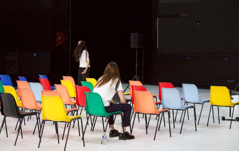 Audrey Bonnet et Victoria Quesnel dans Sœurs (Audrey & Victoria) de Pascal Rambert