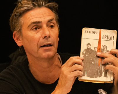 Emmanuel Demarcy-Mota pendant les répétitions duCercle de craie caucasien photo Nadège Le Lezec