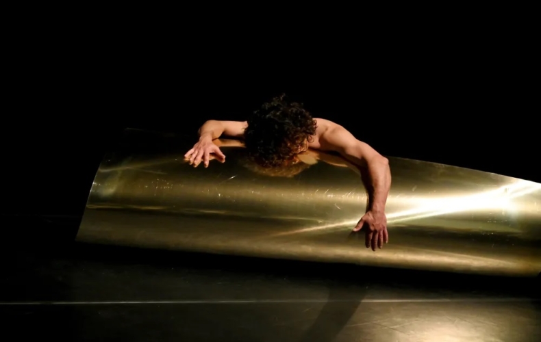 Everything brings us back to the body de Ehsan Hemat photo Teodora Georgieva