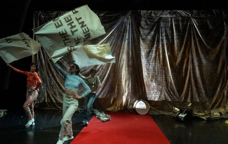 It’s the end of the amusement phase de Chara Kotsali @ Pinelopi Gerasimou for Onassis Stegi