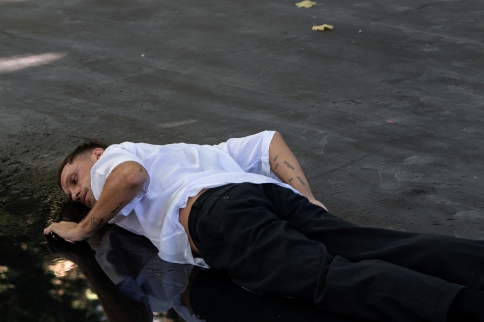 La déclaration d'amour de Louis Hee à John de Nicolas Barry