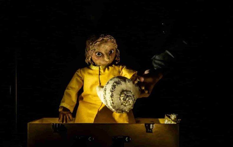 Mathieu Battu met en scène Dans ta valise de Marilyn Mattei photo Vladimir Lutz