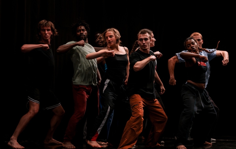 Nous n’arrivons pas les mains vides de Balkis Moutashar