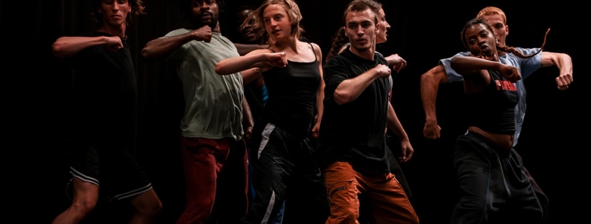 Nous n’arrivons pas les mains vides de Balkis Moutashar