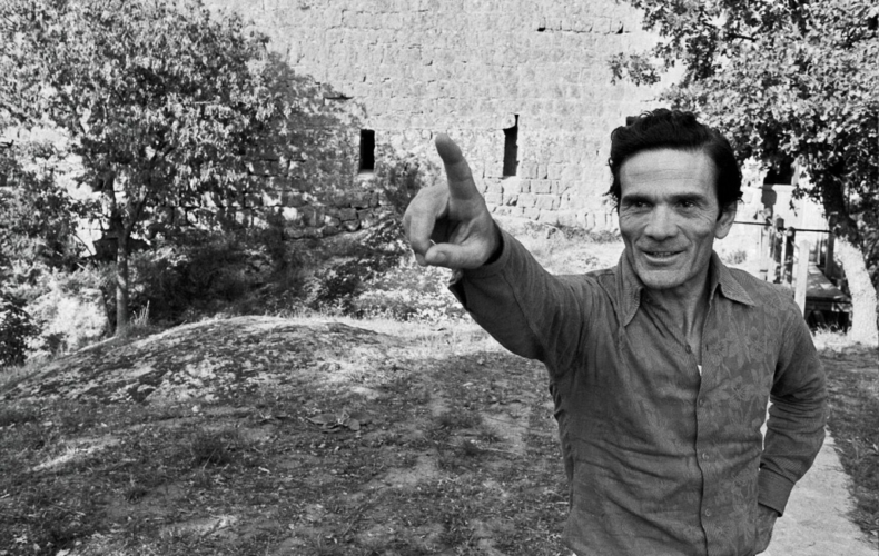 PYLADE © Gideon Bachmann, Pier Paolo Pasolini alla Torre di Chia, Viterbo, 1974 ©Cinemazero