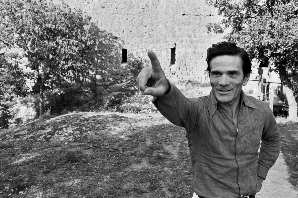PYLADE © Gideon Bachmann, Pier Paolo Pasolini alla Torre di Chia, Viterbo, 1974 ©Cinemazero