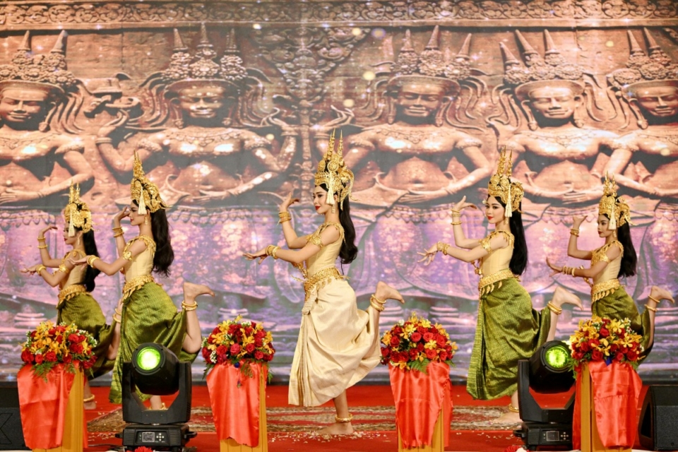 Secondary School of Fine Arts ai Cambodia-International Construction Industry Expo in Phnom Penh Photo TANG CHHIN SOTHY AFP
