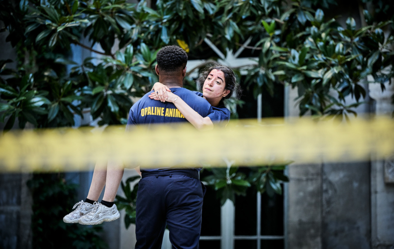 Yasmine Hadj Ali, ancienne de la la « Prépa'théâtre 93 », dans Born Again au Festival d'Avignon 2025