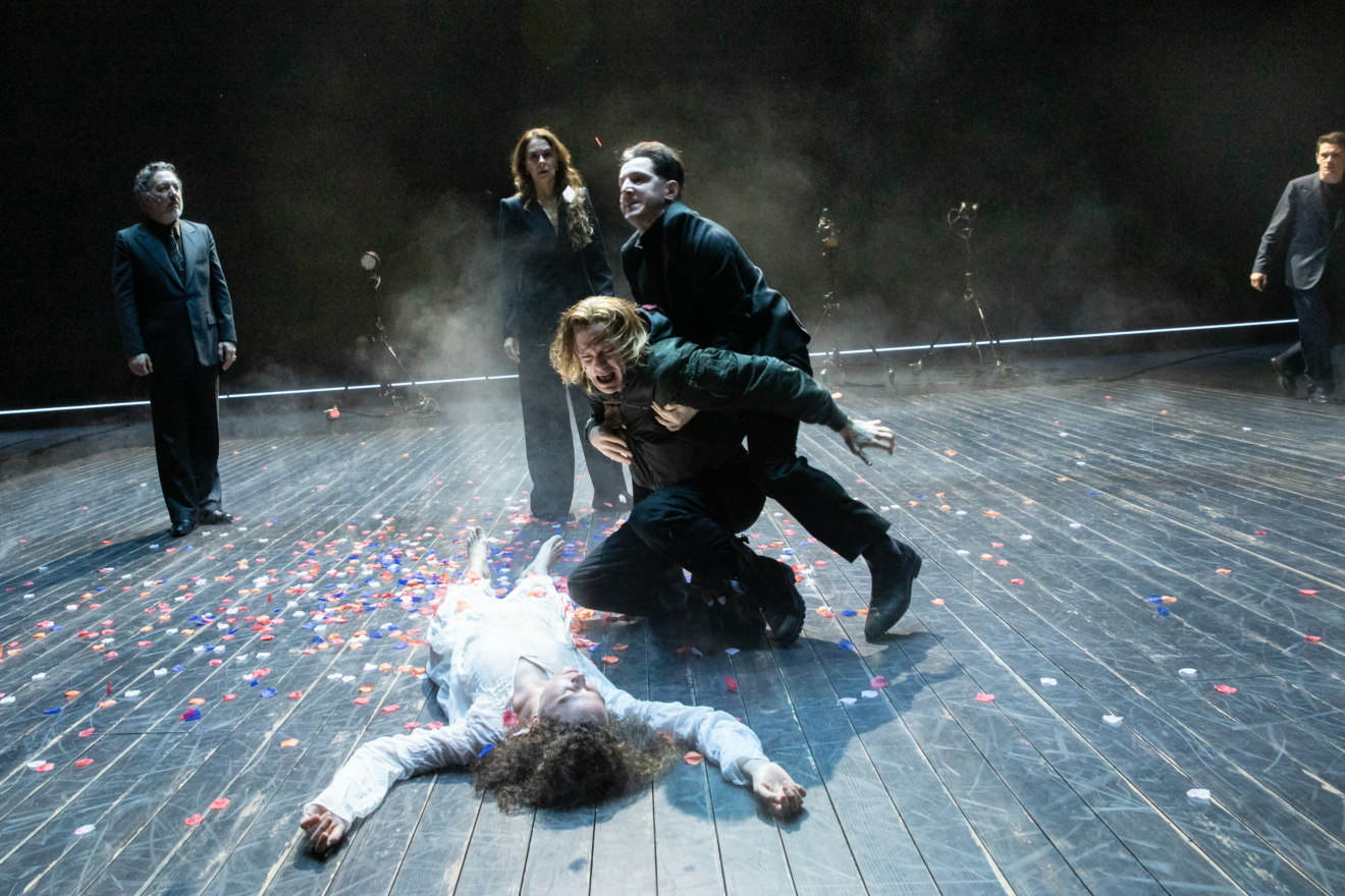Ivo van Hove adapte Hamlet d'après Shakespeare au Théâtre de l'Odéon avec Christophe Montenez de la Comédie-Française