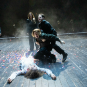 Ivo van Hove adapte Hamlet d'après Shakespeare au Théâtre de l'Odéon avec Christophe Montenez de la Comédie-Française