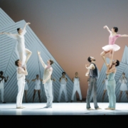 Juliette Klein et Romina Contreras du ballet de Monte-Carlo dans Ma Bayadere de Jean-Christophe Maillot photo AFP Valery Hache