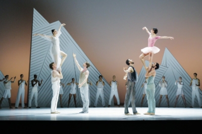 Juliette Klein et Romina Contreras du ballet de Monte-Carlo dans Ma Bayadere de Jean-Christophe Maillot photo AFP Valery Hache