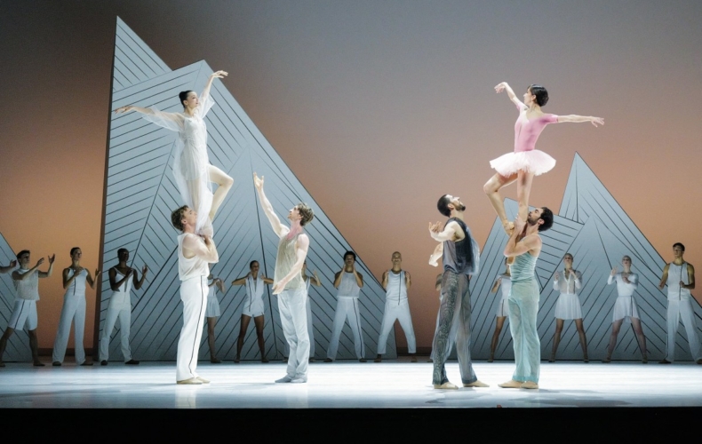 Juliette Klein et Romina Contreras du ballet de Monte-Carlo dans Ma Bayadere de Jean-Christophe Maillot photo AFP Valery Hache