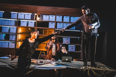 Kaddish, la femme chauve en peignoir rouge de Margaux Eskenazi