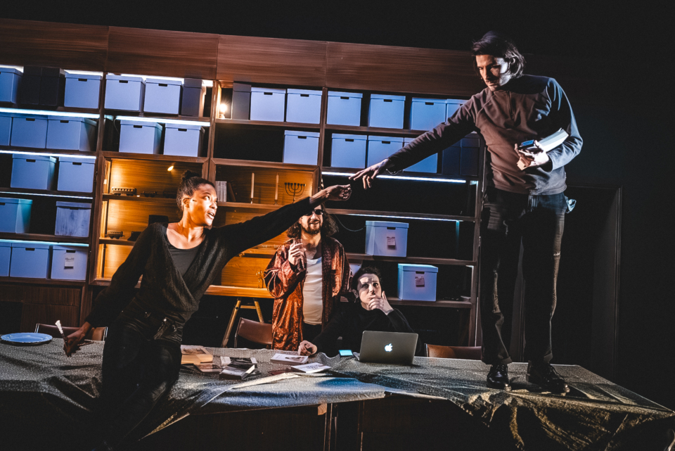 Kaddish, la femme chauve en peignoir rouge de Margaux Eskenazi