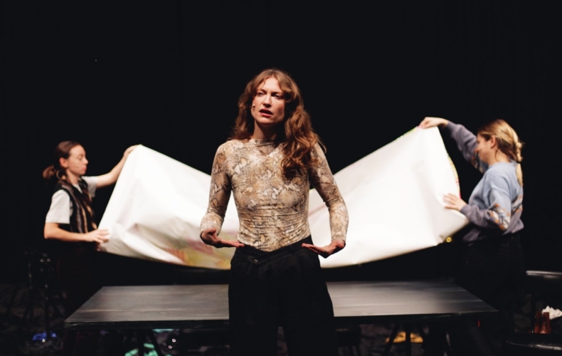 Marguerite Courcier, Camille Jouannest et Laurine Villalonga dans À la limite de la crédibilité © DR