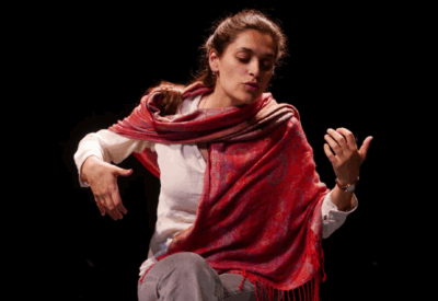 Sélène Assaf dans Entre vos lignes © Raphaël Rubbens