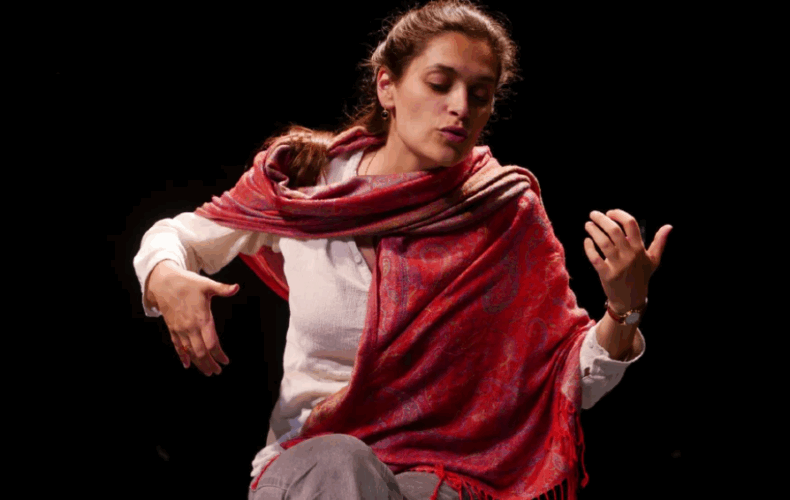 Sélène Assaf dans Entre vos lignes © Raphaël Rubbens