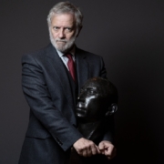 Francis Huster devant un buste de Louis Jouvet photo Joël Saget AFP