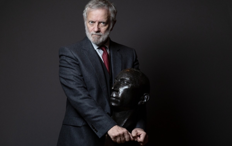 Francis Huster devant un buste de Louis Jouvet photo Joël Saget AFP