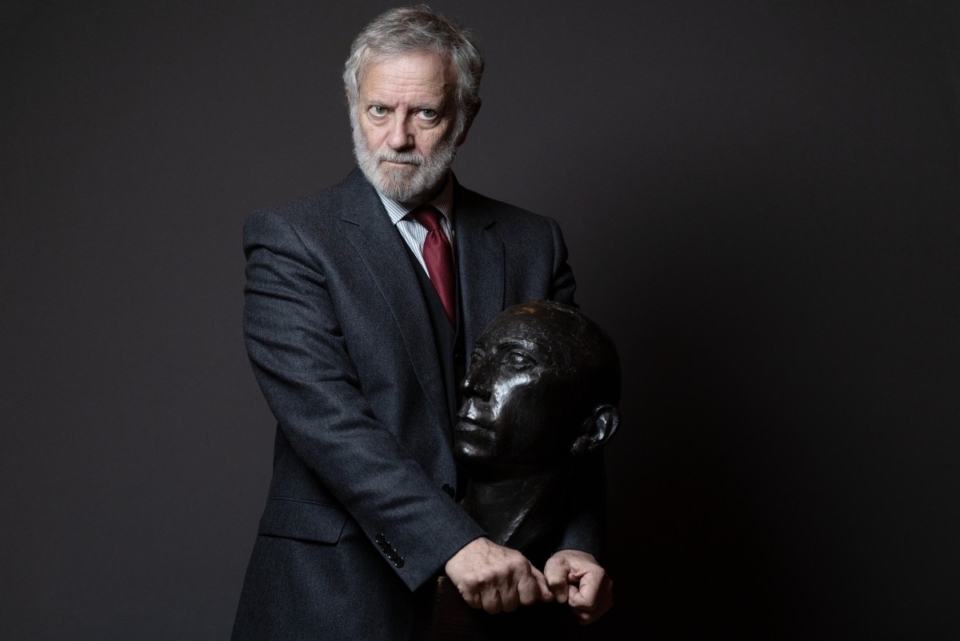 Francis Huster devant un buste de Louis Jouvet photo Joël Saget AFP