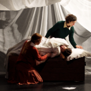 L’Incandescente et le Gang des cracheuses de sang de Louise Chevillotte