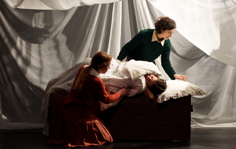 L’Incandescente et le Gang des cracheuses de sang de Louise Chevillotte