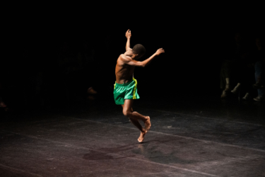 Alice Ripoll met en scène Hiltinho Fantástico dans Puff