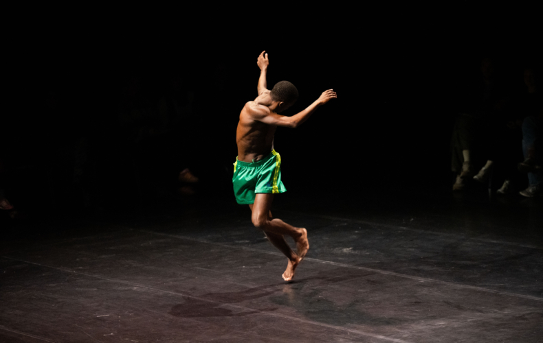 Alice Ripoll met en scène Hiltinho Fantástico dans Puff