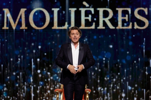 Alex Vizorek présentant Les Molières 2025