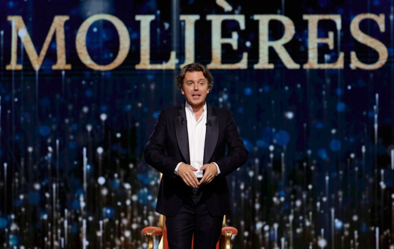 Alex Vizorek présentant Les Molières photo AFP Geoffroy Van der Hasselt