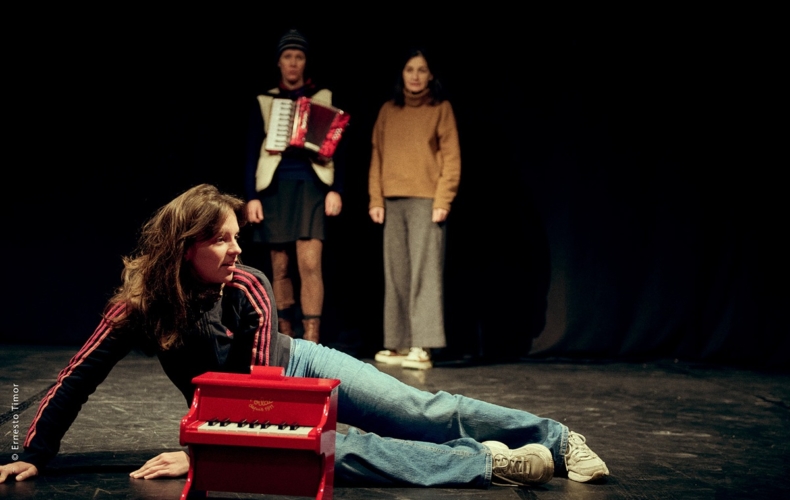 Christophe Laluque met en scène Leurs cœurs se balancer de Claudine Galea photo Ernesto Timor