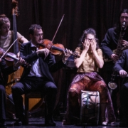 Hatice Özer crée En attendant Oum Kalthoum