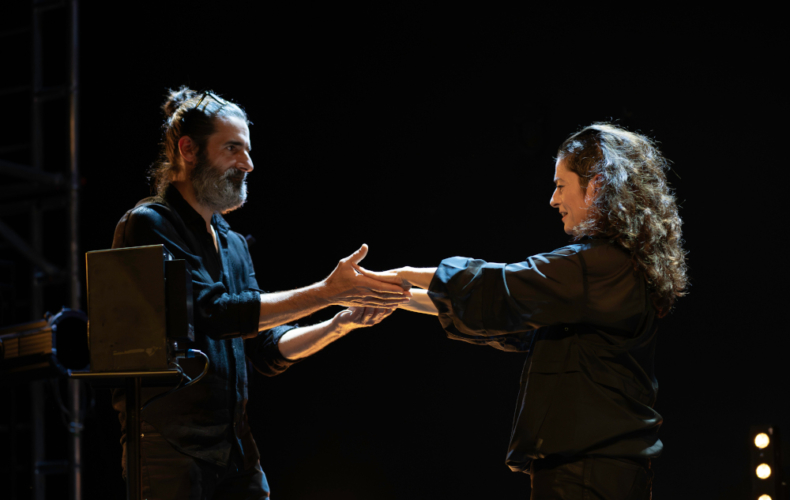 Emmanuelle Laborit et Jennifer Lesage-David créent Je(s)